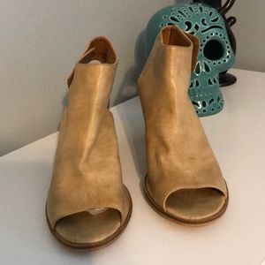 Women’s chunky heel sandal